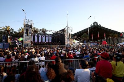 Más de 4 mil personas repletaron el frontis de la Estación Central.